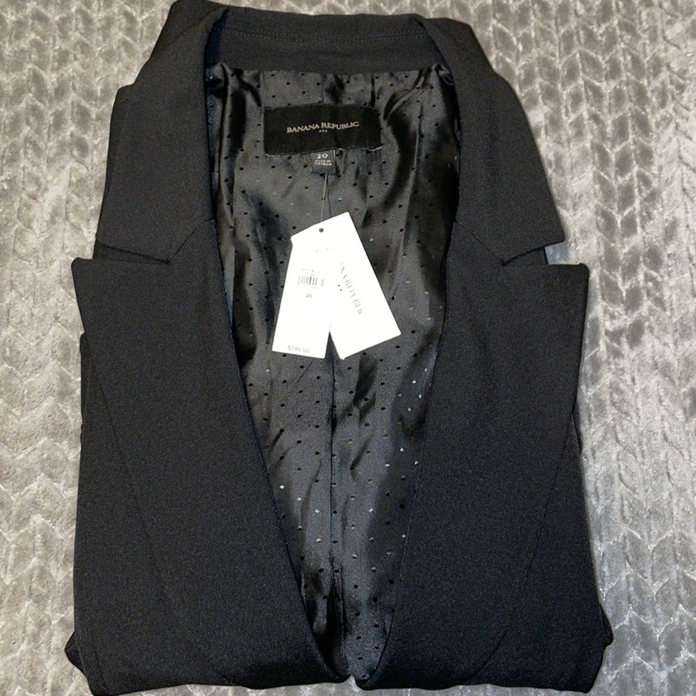 NWT Banana Republic Line Black Blazer.  Size 20. Front Pockets. Machine Washable